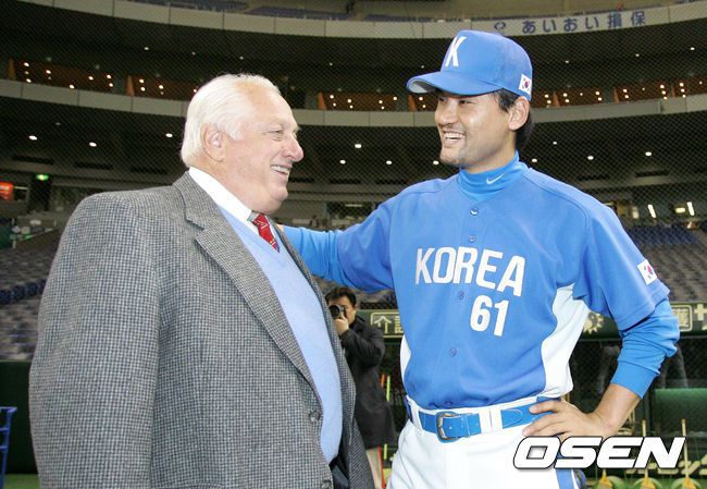 [OSEN=손용호 기자] 토미 라소다 전 다저스 감독이 홍보대사 자격으로 2006 WBC 개막전을 찾아 대표팀 박찬호와 이야기를 나누고 있다. /spjj@osen.co.kr