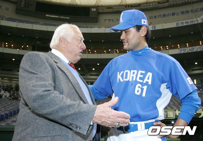[OSEN=손용호 기자] 토미 라소다 전 다저스 감독이 홍보대사 자격으로 2006 WBC 개막전을 찾아 대표팀 박찬호와 이야기를 나누고 있다. /spjj@osen.co.kr
