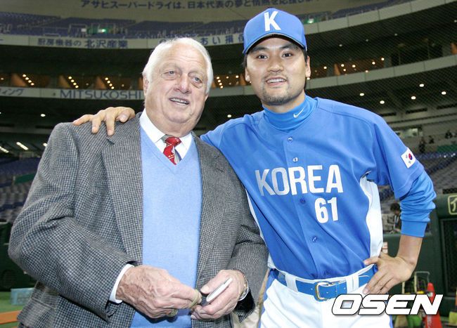 [OSEN=손용호 기자] 토미 라소다 전 다저스 감독이 홍보대사 자격으로 2006 WBC 개막전을 찾아 대표팀 박찬호와 기념촬영을 하고 있다. /spjj@osen.co.kr