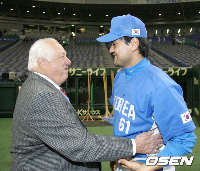[OSEN=손용호 기자] 토미 라소다 전 다저스 감독이 홍보대사 자격으로 2006 WBC 개막전을 찾아 대표팀 박찬호와 인사를 나누고 있다. /spjj@osen.co.kr