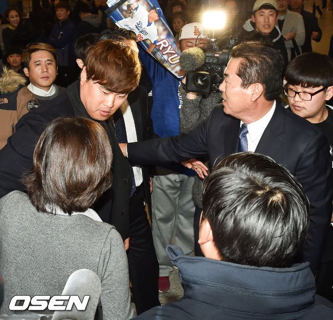 [OSEN=밀워키(미국 위스콘신주), 최규한 기자]아나운서 배지현이 타석을 준비하는 LA 류현진을 바라보고 있다. /dreamer@osen.co.kr