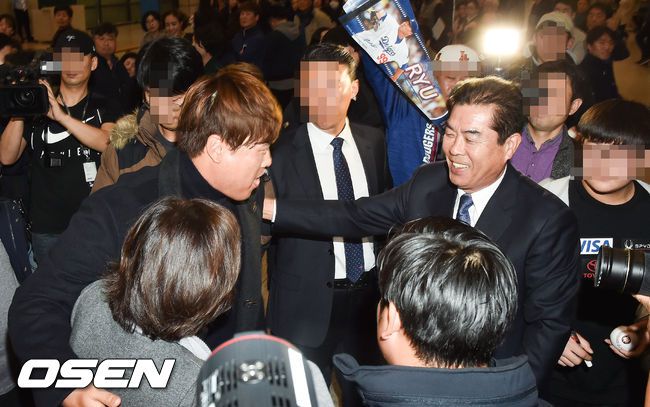 [OSEN=인천공항, 최규한 기자]류현진-배지현 부부가 출국을 앞두고 포즈를 취하고 있다. /dreamer@osen.co.kr