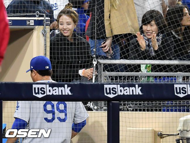 [OSEN=샌디이에고(미 캘리포니아주) 곽영래 기자]다저스 류현진이 배지현과 이야기를 나누고 있다. / youngrae@osen.co.kr