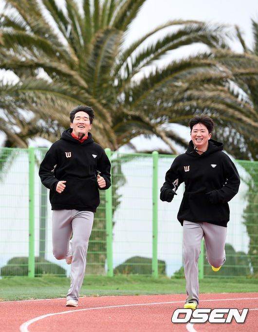 [OSEN=제주, 이대선 기자] SK 와이번스가 5일 제주도 서귀포시 강창학야구장에서 스프링캠프를 열고 훈련을 진행했다.SK 와이번스 박종훈과 이건욱이 러닝 훈련을 하고 있다. /sunday@osen.co.kr