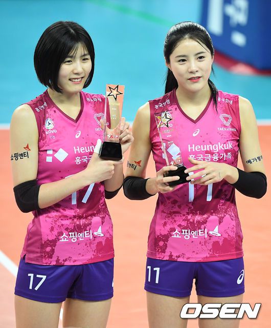[OSEN=계양, 곽영래 기자] 26일 오후 인천 계양체육관에서 '도드람 2020-2021 V리그' 여자부 흥국생명과 GS칼텍스의 경기가 열렸다.경기에 앞서 진된 시상식에서 올스타에 선정된 흥국생명 이재영, 이다영이 트로피를 들고 포토타임을 갖고 있다. /youngrae@osen.co.kr