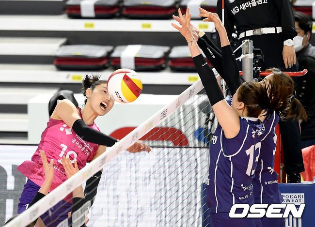 [OSEN=김천, 김성락 기자] 11일 오후 경북 김천시 김천실내체육관에서 ‘도드람 2020-2021 V리그’ 여자부 흥국생명과 도로공사의 경기가 열렸다.2세트 흥국생명 김연경의 강타가 도로공사 정대영에게 블록되고 있다./ksl0919@osen.co.kr