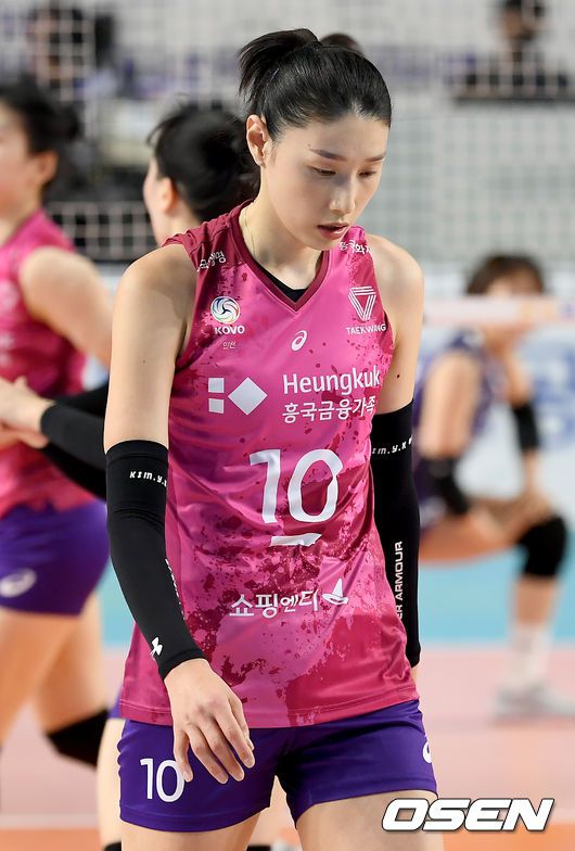 [OSEN=김천, 김성락 기자] 11일 오후 경북 김천시 김천실내체육관에서 ‘도드람 2020-2021 V리그’ 여자부 흥국생명과 도로공사의 경기가 열렸다.이날 경기는 도로공사가 흥국생명을 상대로 세트스코어 3-0(25-16, 25-12, 25-14)로 승리했다. 2세트 종료 후 흥국생명 김연경이 아쉬워하고 있다./ksl0919@osen.co.kr