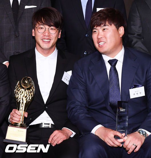 [OSEN=최규한 기자] 5일 오전 서울 논현동 임피리얼 팰리스 호텔에서 진행된 '2013 홀해의 상' 시상식에서 LA 다저스 류현진과 SK 김광현이 시상식 시작을 앞두고 대화를 나누고 있다.