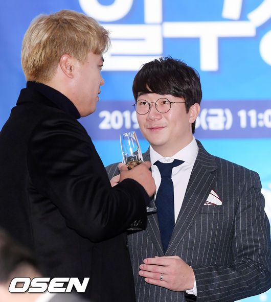 [OSEN=민경훈 기자]시상식전 양현종과 류현진이 즐겁게 얘기를 나누고 있다. / rumi@osen.co.kr