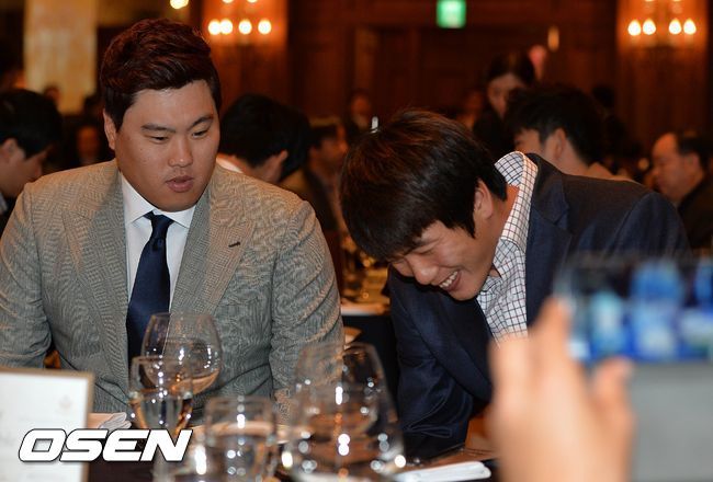 [OSEN=민경훈 기자]일구대상을 수상한 KIA 양현종이 시상자로 나선 LA 다저스 류현진과 함께 건배를 한 후 샴페인을 마시고 있다. / rumi@osen.co.kr