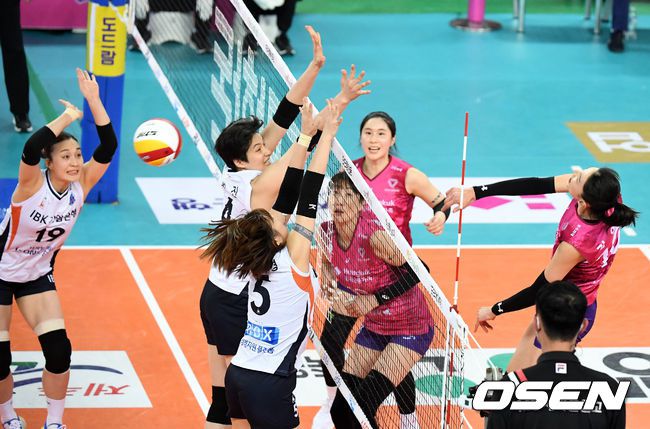 [OSEN=계양, 지형준 기자]1세트 흥국생명 김연경이 동료선수들을 격려하고 있다. /jpenws@osen.co.kr