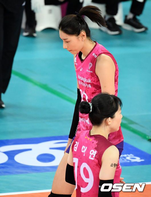 [OSEN=계양, 지형준 기자]2세트 흥국생명 김연경이 범실을 범하며 아쉬워하고 있다. /jpenws@osen.co.kr