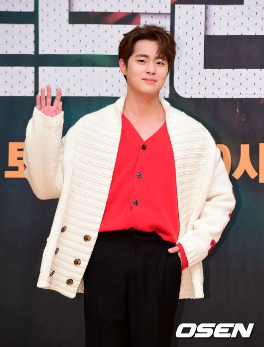 [OSEN=지형준 기자]배우 조병규가 포토타임을 하고 있다. /jpnews@osen.co.kr