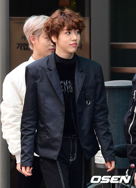 [OSEN=지형준 기자]가수 티오오 웅기가 투표소로 이동하고 있다. /jpnews@osen.co.kr