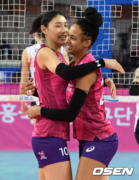 [OSEN=계양, 지형준 기자]3세트 흥국생명 김연경이 브루나의 첫 득점에 포옹을 하며 기뻐하고 있다. /jpenws@osen.co.kr