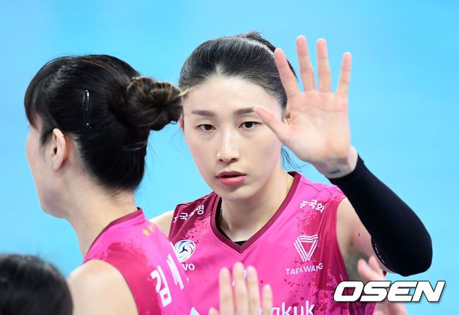 [OSEN=인천, 이대선 기자] 19일 오후 인천 계양체육관에서 열린 ‘2020-2021 도드람 V-리그’ 여자부 흥국생명과 인삼공사의 경기에 앞서 김연경이 동료들과 하이파이브를 하고 있다. /sunday@osen.co.kr