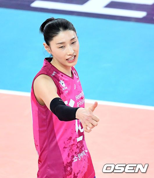 [OSEN=인천, 이대선 기자] 19일 인삼공사와의 경기에서 1세트 득점에 성공한 흥국생명 김연경이 동료들에게 엄지를 들어 올리고 있다. /sunday@osen.co.kr