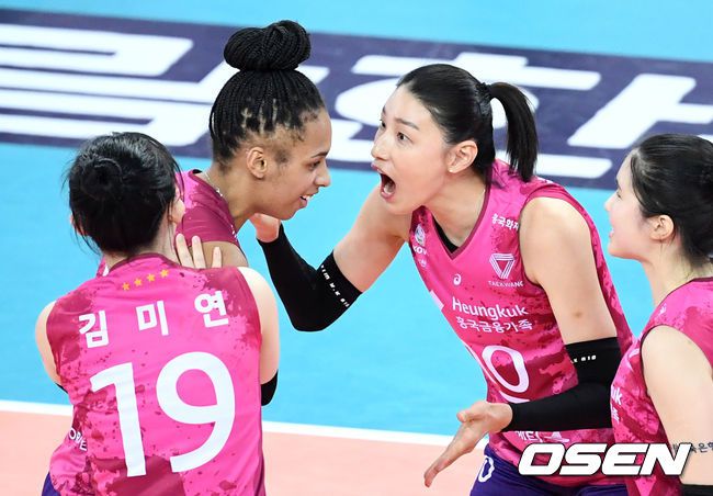 [OSEN=인천, 이대선 기자] 19일 오후 인천 계양체육관에서 열린 ‘2020-2021 도드람 V-리그’ 여자부 흥국생명과 인삼공사의 경기에서 김연경이 브루나를 격려하고 있다. /sunday@osen.co.kr