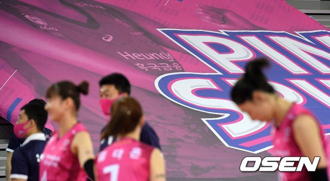 [OSEN=지형준 기자]지난 16일  IBK기업은행과의 경기에 앞서 흥국생명 선수들이 어수선한 분위기 속에서 훈련을 하고 있다. /jpenws@osen.co.kr