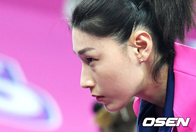 [OSEN=지형준 기자]지난 16일  IBK기업은행과의 경기에 앞서 흥국생명 김연경이 무거운 표정으로 몸을 풀고 있다. /jpenws@osen.co.kr