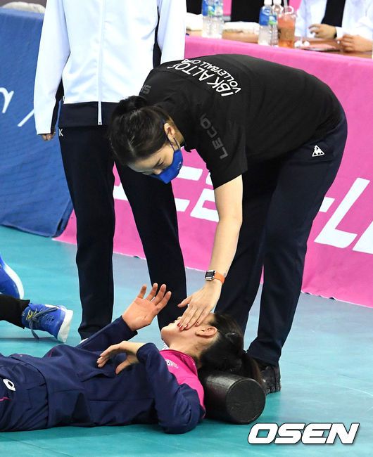 [OSEN=지형준 기자]지난 16일  IBK기업은행과의 경기에 앞서  IBK기업은행 김사니 코치가 흥국생명 김연경를 위로하고 있다. 김사니 코치는 김연경과 절친으로 알려져 있다. /jpenws@osen.co.kr