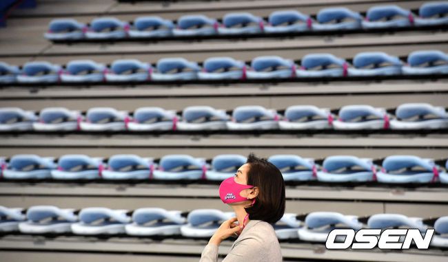 [OSEN=지형준 기자]지난 16일  IBK기업은행과의 경기에 앞서 흥국생명 박미희 감독이 생각에 잠겨 있다. /jpenws@osen.co.kr