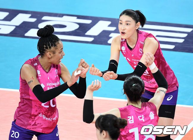 [OSEN=인천, 이대선 기자] 19일 오후 인천 계양체육관에서 열린 ‘2020-2021 도드람 V-리그’ 여자부 흥국생명과 인삼공사의 경기에서 김연경이 득점에 성공한 브루나를 격려하고 있다. /sunday@osen.co.kr