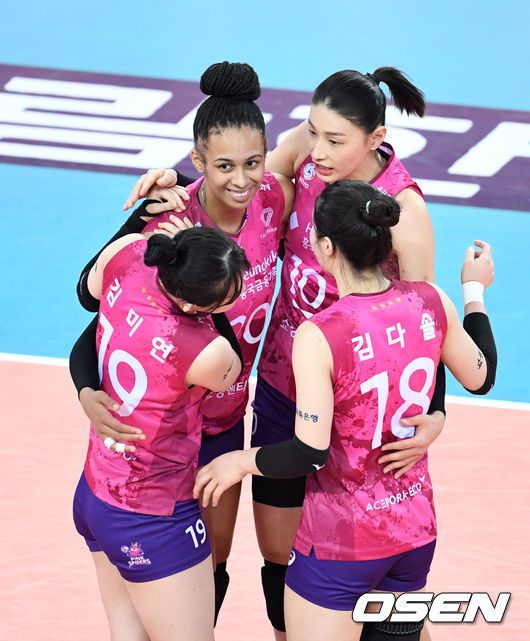 [OSEN=인천, 이대선 기자] 19일 오후 인천 계양체육관에서 열린 ‘2020-2021 도드람 V-리그’ 여자부 흥국생명과 인삼공사의 경기에서 김연경이 브루나를 격려하고 있다. /sunday@osen.co.kr