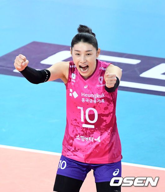 [OSEN=인천, 이대선 기자] 19일 오후 인천 계양체육관에서 열린 ‘2020-2021 도드람 V-리그’ 여자부 흥국생명과 인삼공사의 경기에서 득점에 성공한 김연경이 환호하고 있다. /sunday@osen.co.kr