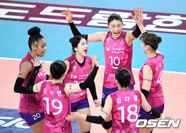 [OSEN=인천, 이대선 기자] 2020-2021 도드람 V-리그 여자부 흥국생명과 인삼공사의 경기가 열렸다. 1세트 득점에 성공한 흥국생명 선수들이 환호하고 있다. /sunday@osen.co.kr