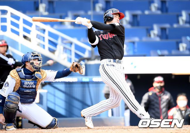 [OSEN=창원, 조은정 기자] 8회초 LG 선두타자 이영빈이 안타를 때려내고 있다. /cej@osen.co.kr