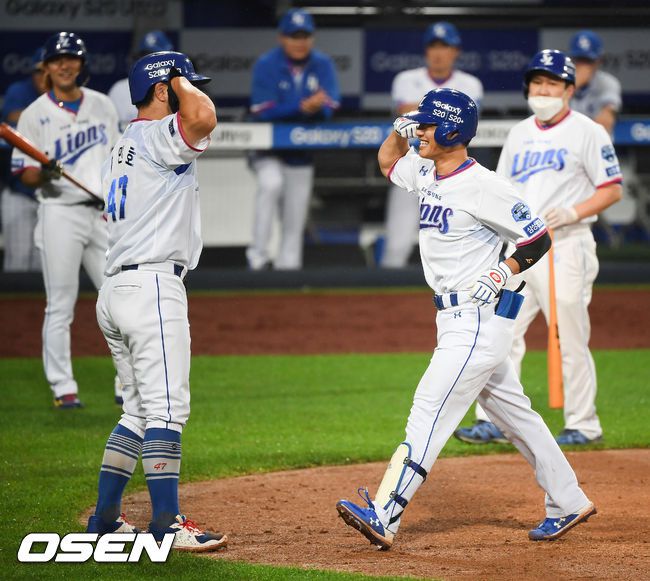 [OSEN=대구,박준형 기자]5회말 무사 1루 삼성 이성규가 2점 홈런을 날리고 1루 주자 강민호와 하이파이브를 하고 있다..  / soul1014@osen.co.kr