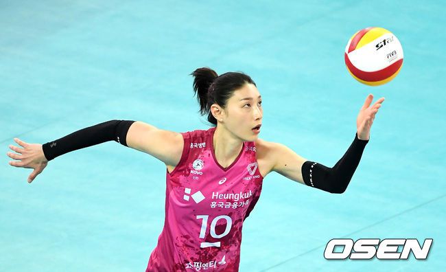 [OSEN=인천, 지형준 기자] 1세트 흥국생명 김연경이 서브를 하고 있다. /jpenws@osen.co.kr