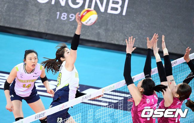 [OSEN=인천, 이대선 기자] 9일 오후 인천 계양체육관에서 ‘2020-2021 도드람 V-리그’ 여자부 흥국생명과 현대건설의 경기가 열렸다.2세트 현대건설 정지윤이 공격을 시도하고 있다. /sunday@osen.co.kr