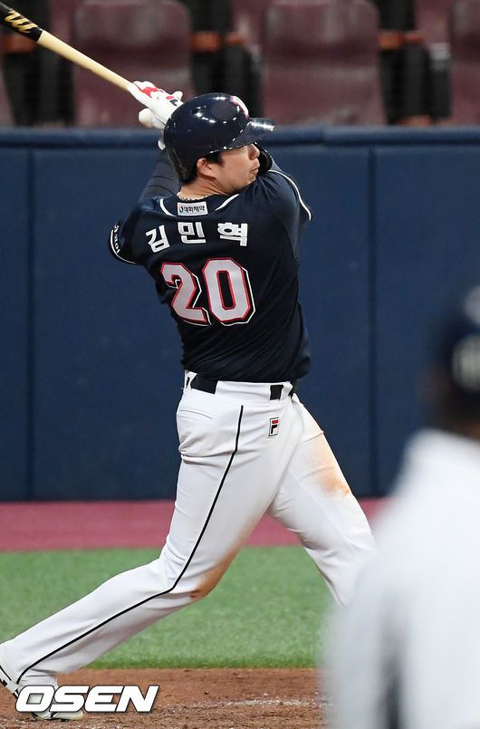 [OSEN=고척, 민경훈 기자] 11일 오후 서울 고척스카이돔에서 2021 시즌을 앞두고 키움 히어로즈와 두산 베어스의 연습경기가 진행됐다.6회초 2사 주자 1,2루 두산 김민혁이 역전 1타점 적시타를 날리고 있다./rumi@osen.co.kr