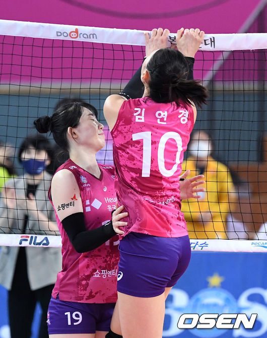 [OSEN=인천, 이대선 기자] 4세트 흥국생명 김연경이 블로킹 당한 후 네트를 끌어내리며 아쉬워하고 있다. /sunday@osen.co.kr
