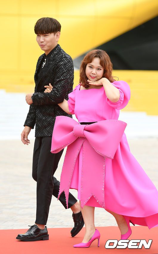 [OSEN=인천, 곽영래 기자] 21일 오전 인천 파라다이스시티 스튜디오 파라다이스에서 TV조선 '아내의 맛' 100회 특집 포토행사가 열렸다.홍현희, 제이쓴 부부가 포토타임을 갖고 있다. /youngrae@osen.co.kr