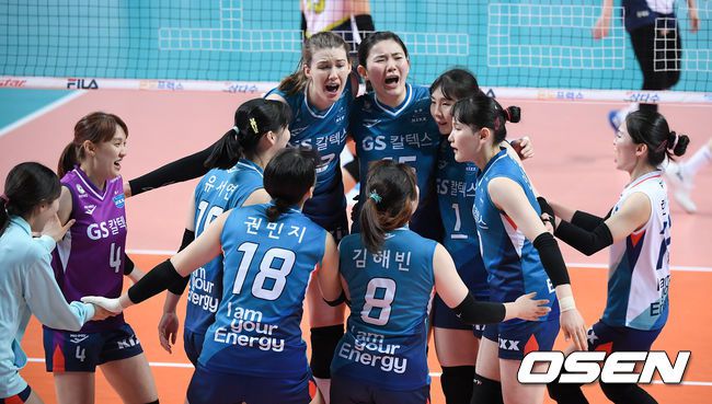 [OSEN=박준형 기자]경기종료 후 승리를 거둔 GS칼텍스 선수들이 기뻐하고 있다.  / soul1014@osen.co.kr