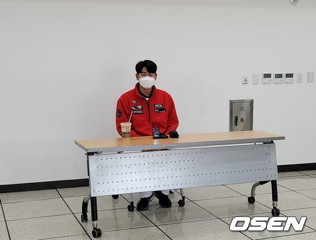 [OSEN=울산, 홍지수 기자] SSG 투수 이태양이 인터뷰를 하고 있다. /knightjisu@osen.co.kr