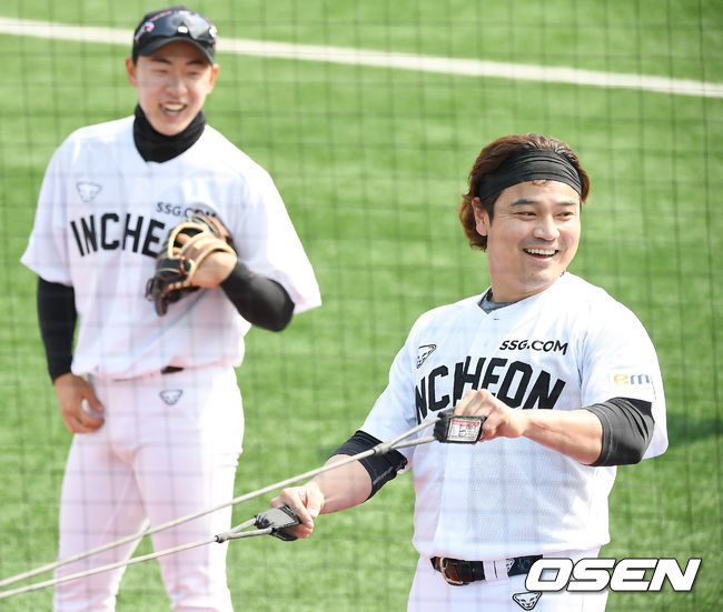 [OSEN=울산, 곽영래 기자]SSG 추신수가 동료들과 이야기를 나누며 훈련을 하고 있다. /youngrae@osen.co.kr