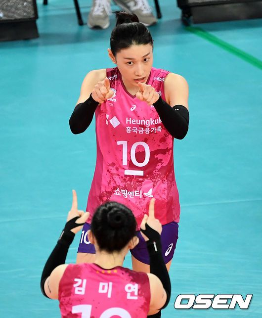 [OSEN=인천, 지형준 기자]1세트 흥국생명 김연경이 득점에 성공하며 김미연과 기뻐하고 있다. /jpenws@osen.co.kr
