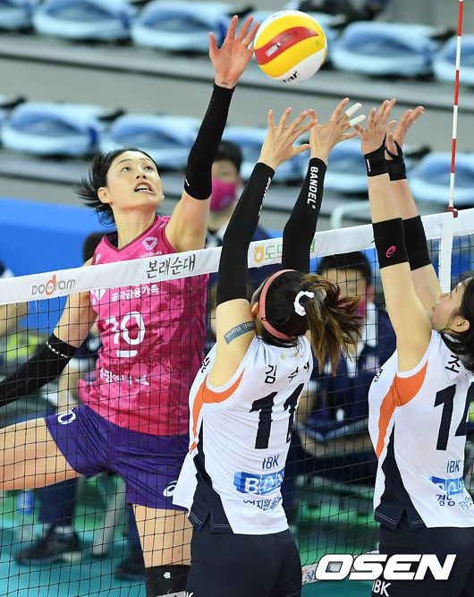 [OSEN=인천, 조은정 기자]4세트 흥국생명 김연경이 왼손으로 스파이크를 때리고 있다. /cej@osen.co.kr