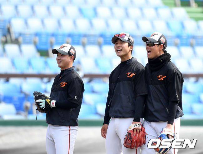 [OSEN=대전, 이대선 기자] 한화 이도윤, 박정현, 하주석(왼쪽부터)이 파이팅을 외치고 있다. /sunday@osen.co.kr