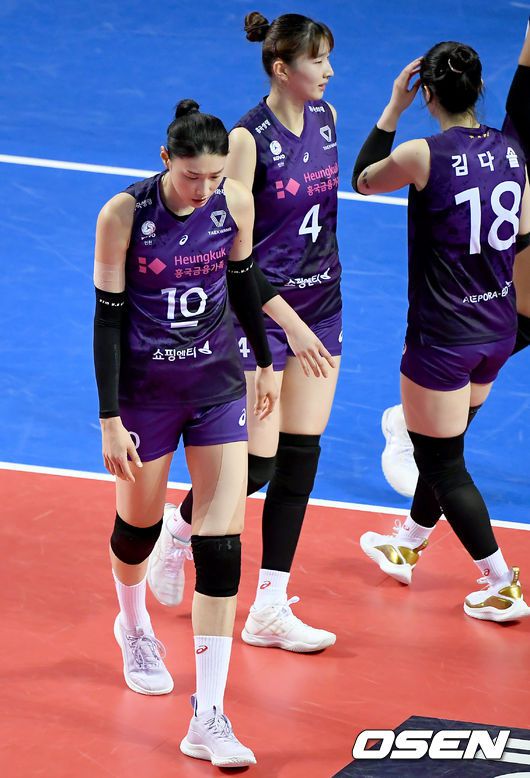 [OSEN=화성, 김성락 기자] 22일 오후 경기도 화성시 화성시종합경기타운 실내체육관에서 ‘도드람 2020-2021 V리그’ 여자부 흥국생명과 IBK기업은행 플레이오프 2차전 경기가 열렸다.2세트 흥국생명 김연경이 아쉬워하고 있다./ksl0919@osen.co.kr