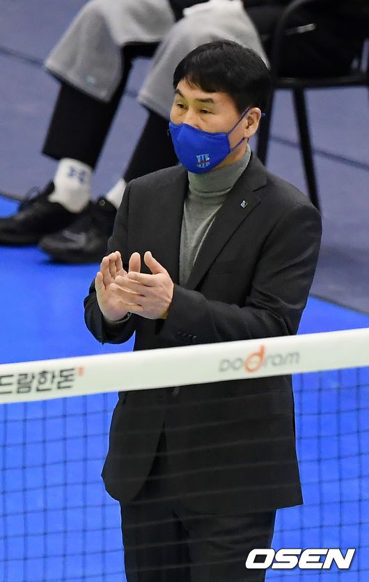 [OSEN=민경훈 기자] IBK기업은행 김우재 감독이 박수를 보내고 있다./ rumi@osen.co.kr
