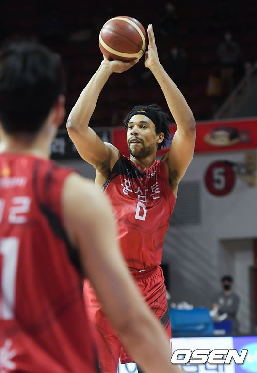 [OSEN=안양,박준형 기자] 23일 경기도 안양시 안양실내체육관에서 2020-2021 현대모비스 프로농구 안양 KGC와 부산 KT의 경기가 진행된다.2쿼터 KGC 설린저가 3점슛을 성공시킨뒤 세리머니를 하고 있다. . / soul1014@osen.co.kr