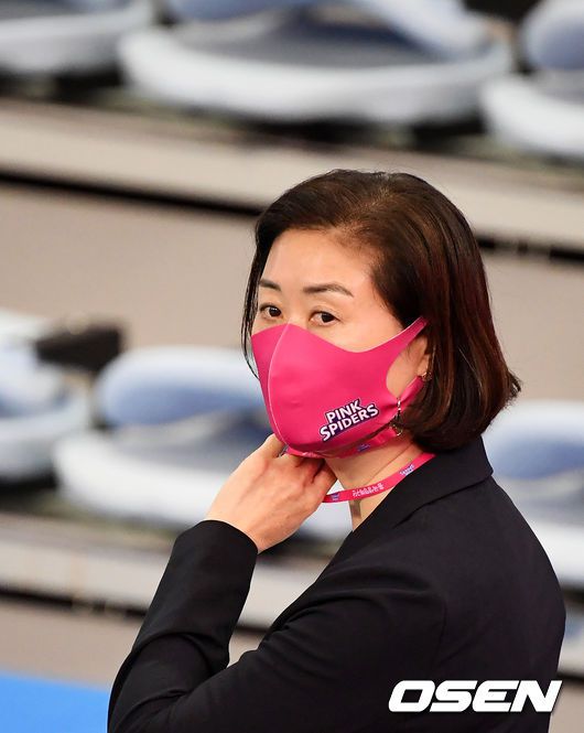 [OSEN=지형준 기자] 흥국생명 박미희 감독이 훈련을 지켜보고 있다. /jpenws@osen.co.kr