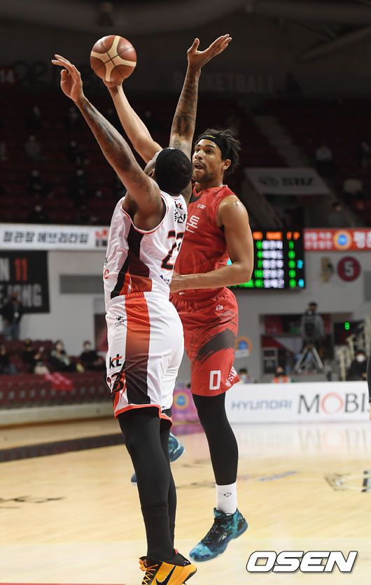[OSEN=안양,박준형 기자]1쿼터 KGC 설린저가 훅슛을 시도하고 있다./ soul1014@osen.co.kr