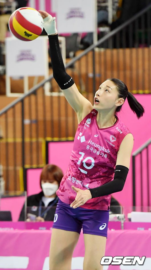 [OSEN=인천, 민경훈 기자]흥국생명 김연경이 오른손에 붕대를 감고 경기 전 훈련을 하고 있다. /rumi@osen.co.kr