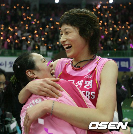 [OSEN=김영민 기자] 2006~07 V리그 챔피언결정전 우승 기쁨 나누는 김연경